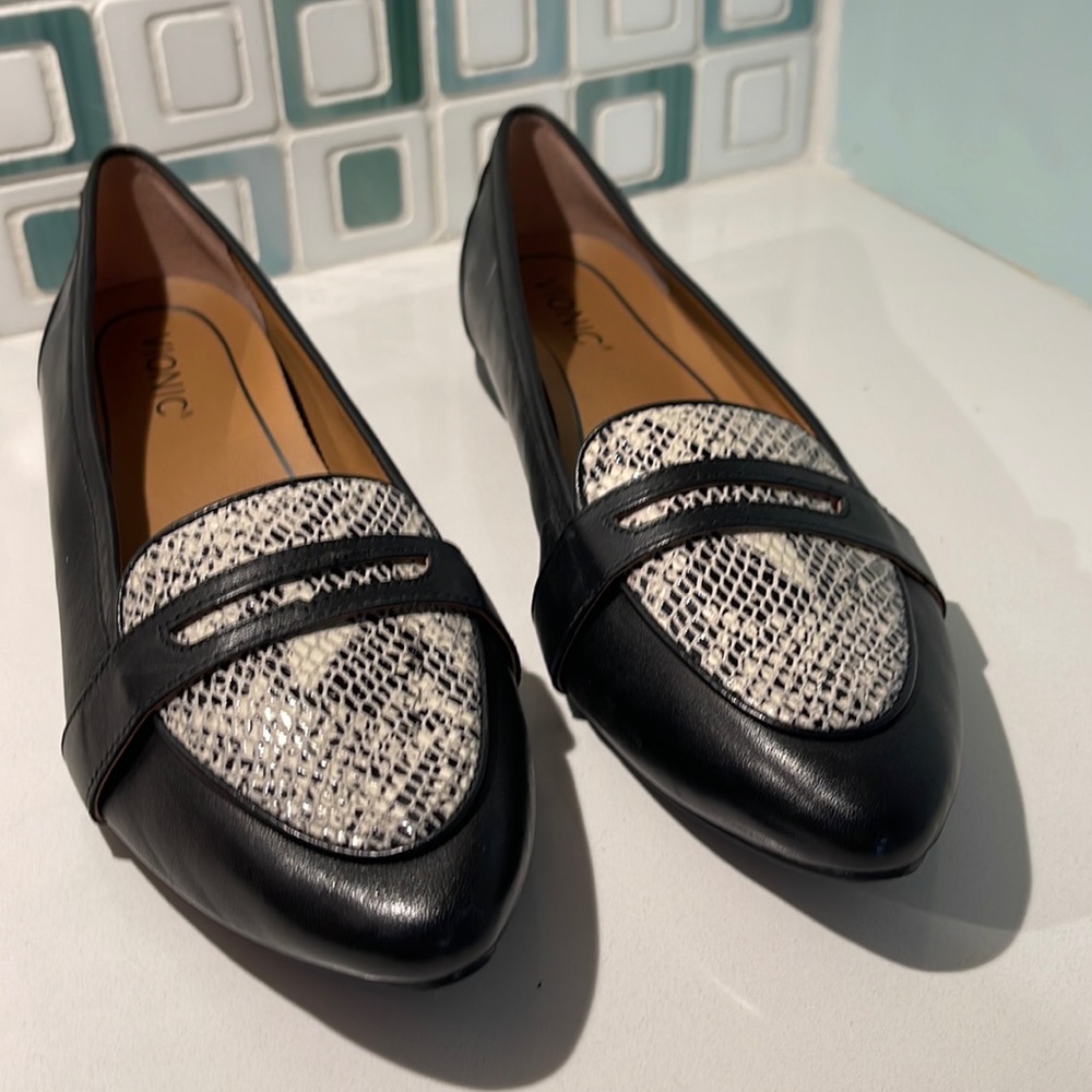 Vionic Black Snake Savannah Boa Leather Pointed Toe Slip On Loafer in size 9.5